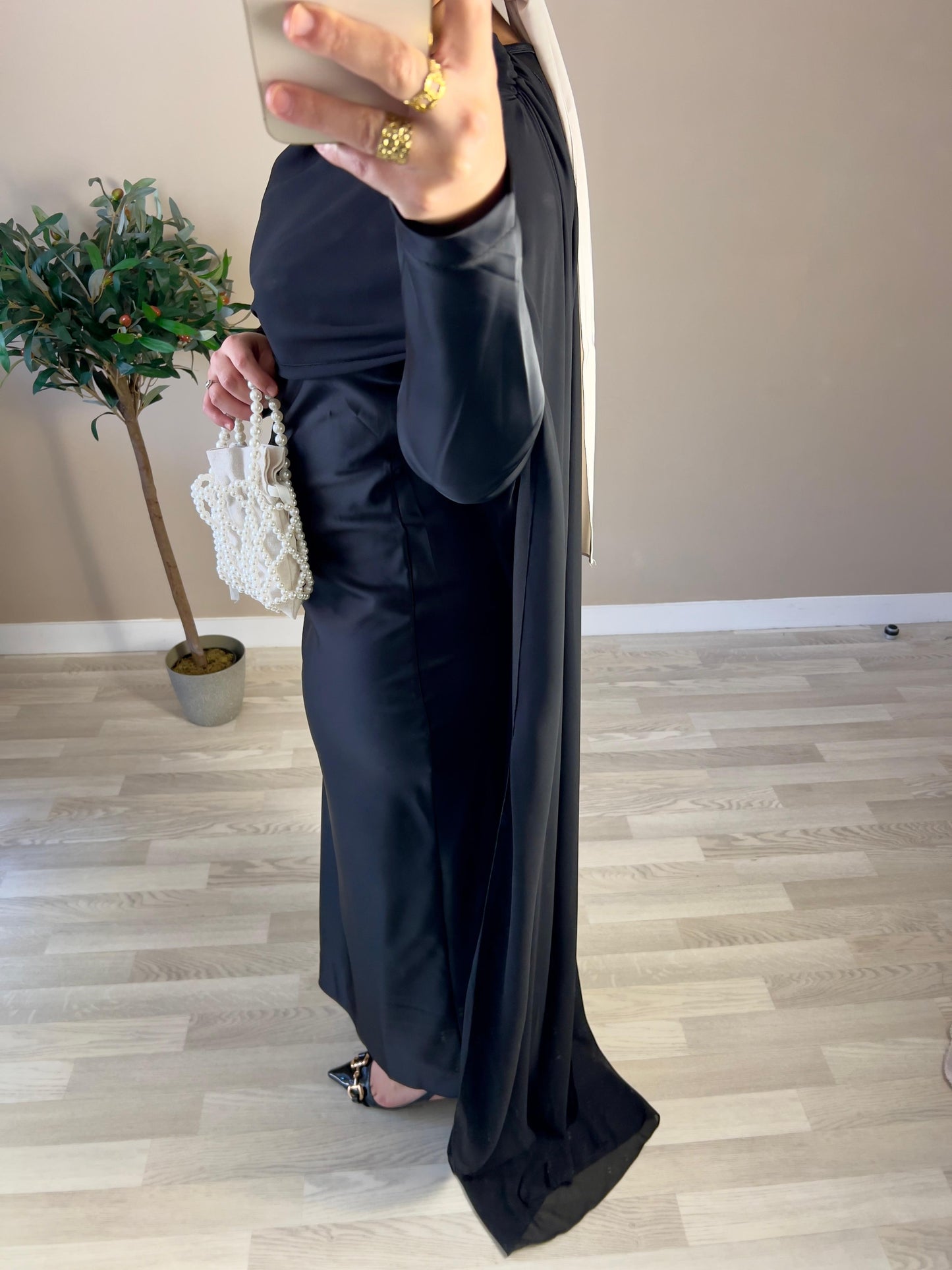 Robe longue en satin à voile sur les manches | Noir