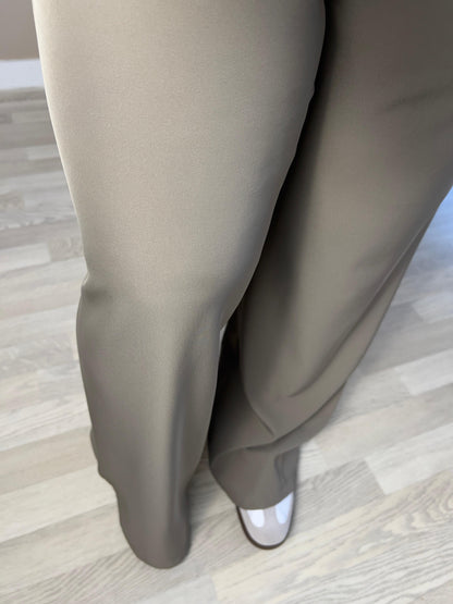 Pantalon élégant de tailleur à pinces | Vert gris